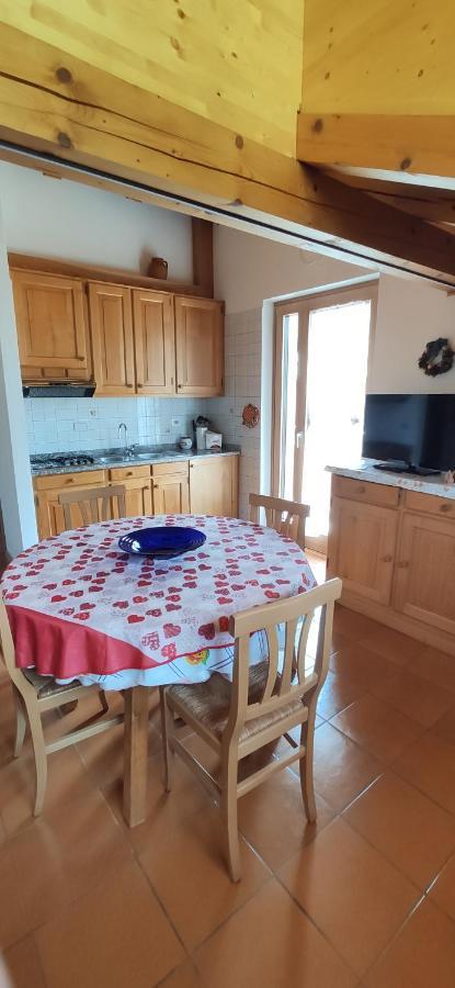 Appartement Mansarda A Carciato, Trilocale In Montagna à Dimaro Extérieur photo