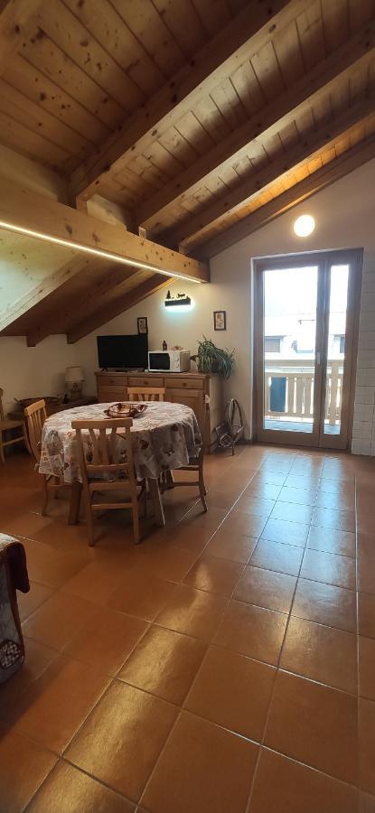 Appartement Mansarda A Carciato, Trilocale In Montagna à Dimaro Extérieur photo